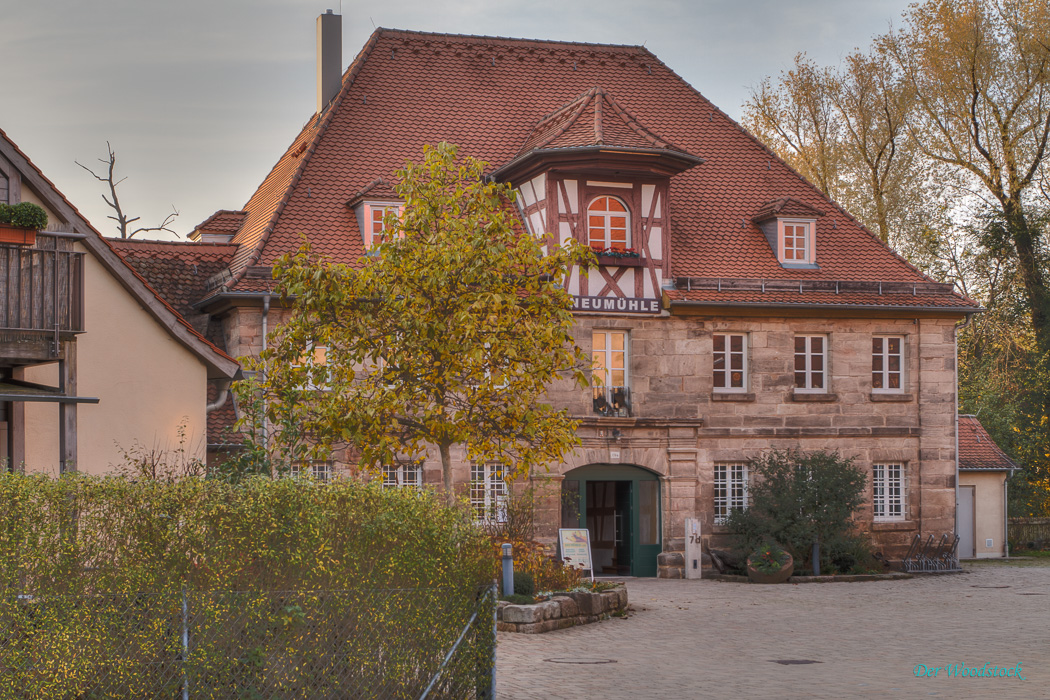 Die Neumühle, ein vor kurzem aufwendig renoviertes und unter Denkmalschutzstehendes Ensemble beherbergt heute Arzt- und Wellnesspraxen