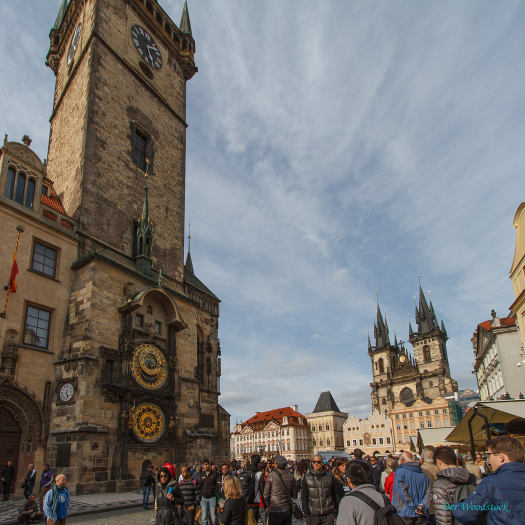 Altstädter Rathaus mit astronomischer Uhr, im Hintergrund die Teynkirche.