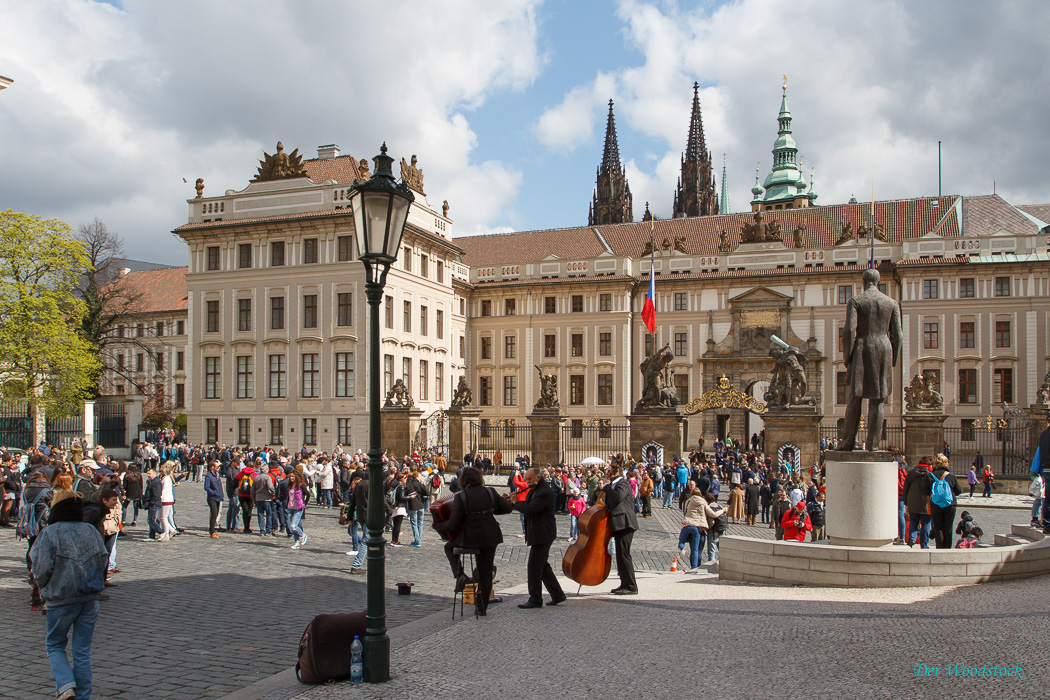 Hradschiner Platz mit Blick zum 1. Burghof, dem 